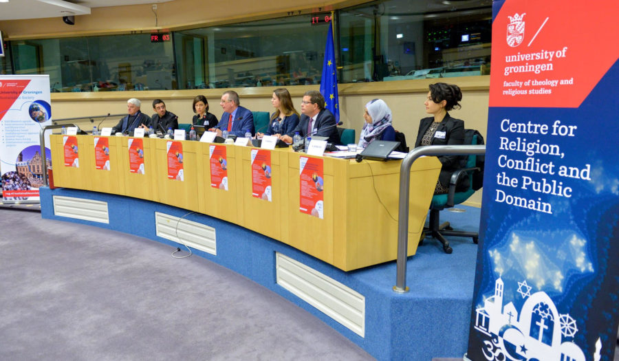 Erin Wilson, toenmalig directeur van het centre religion conflict and globalisation, tijdens een roundtable bij het Europese parlement georganiseerd door het Groninsgse interfacultaire onderzoekscluster sustainable society.