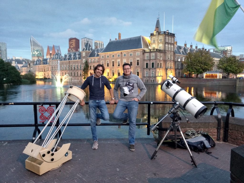Twee wetenschappers poseren met hun pop-up sterrenwacht