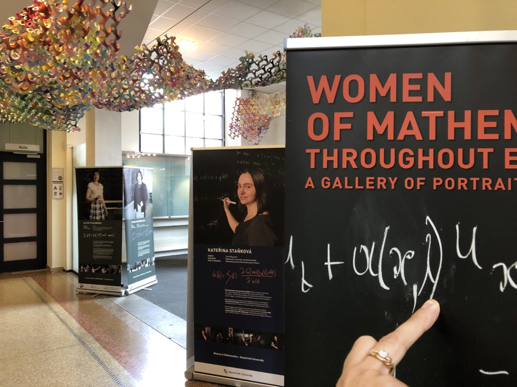 Foto van panelen in de Women of Math tentoonstelling
